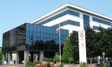Rifiuti abbandonati in Piazza Mercato