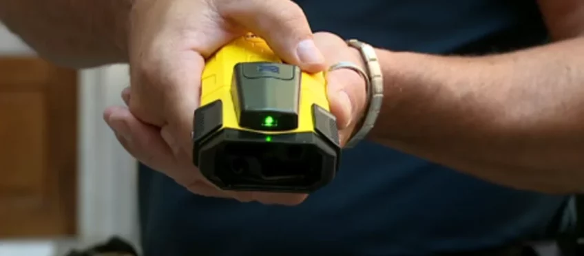 No al taser. La polizia municipale sperimenterà il bolawrap