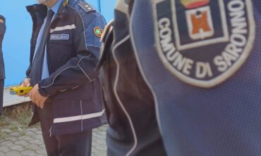 Saronno, nuovi strumenti per la sicurezza: gli agenti pronti all’uso del Bola wrap